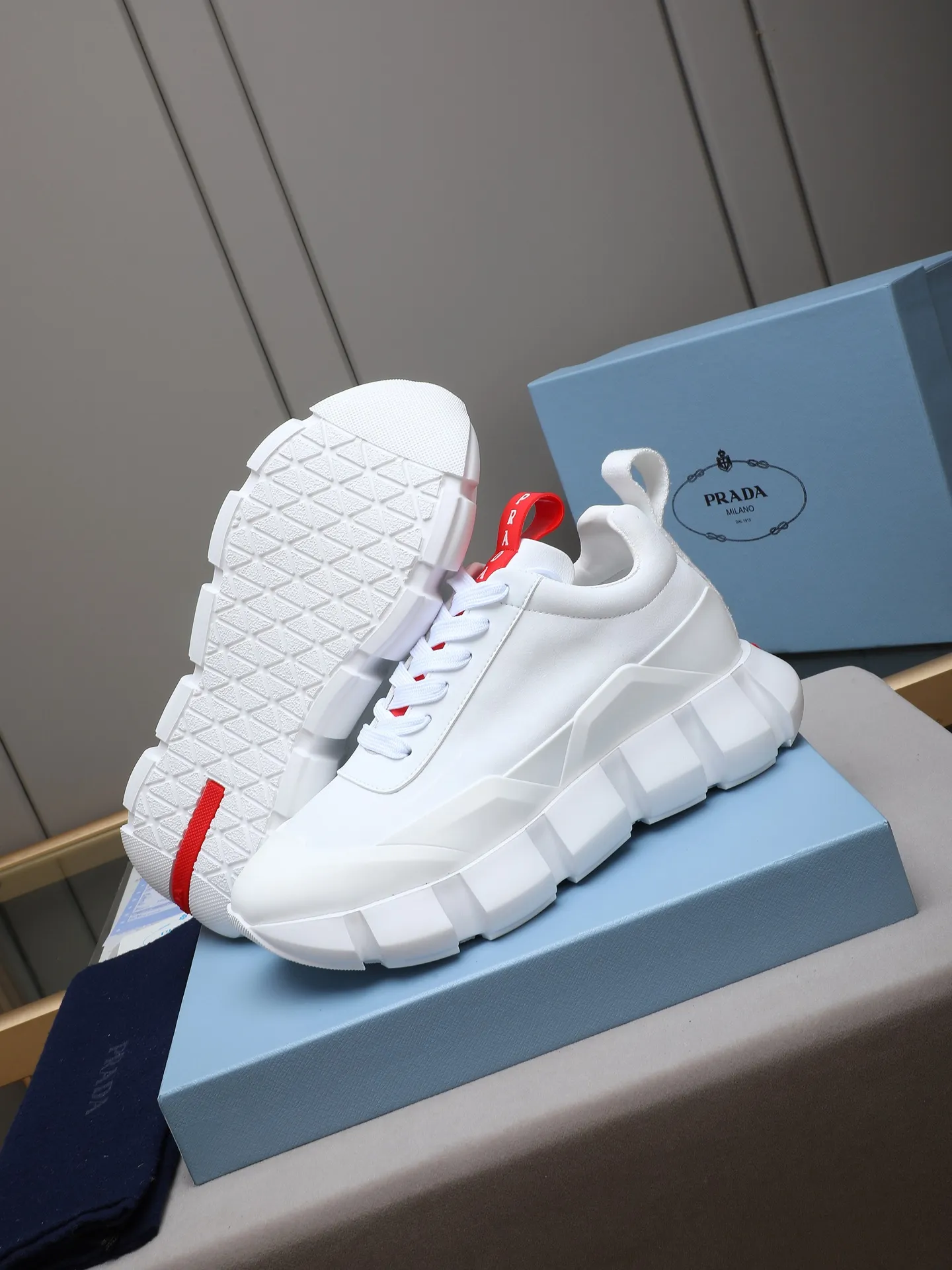 Men's shoes 💰500 PRADA/Prada men's lace-up casual sports shoes, the upper is made of imported first-layer calfskin, soft, comfortable and breathable ➕ washed sheepskin! The tongue is decorated with the PRADA brand letter logo. The rubber thick sole echoes the red label tongue. The style is fashionable and elegant. The details are carefully crafted. A casual sports shoe with a super western style and excellent breathability!  Size: 38-44 (45 46 customized)